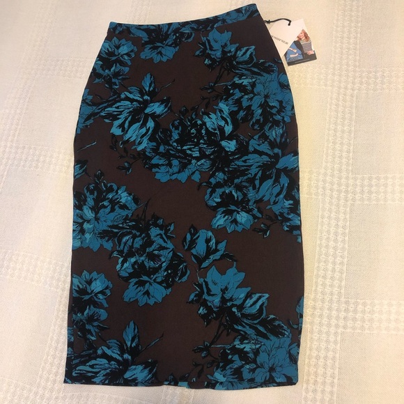 Beautiful floral skirt - Picture 4 of 10